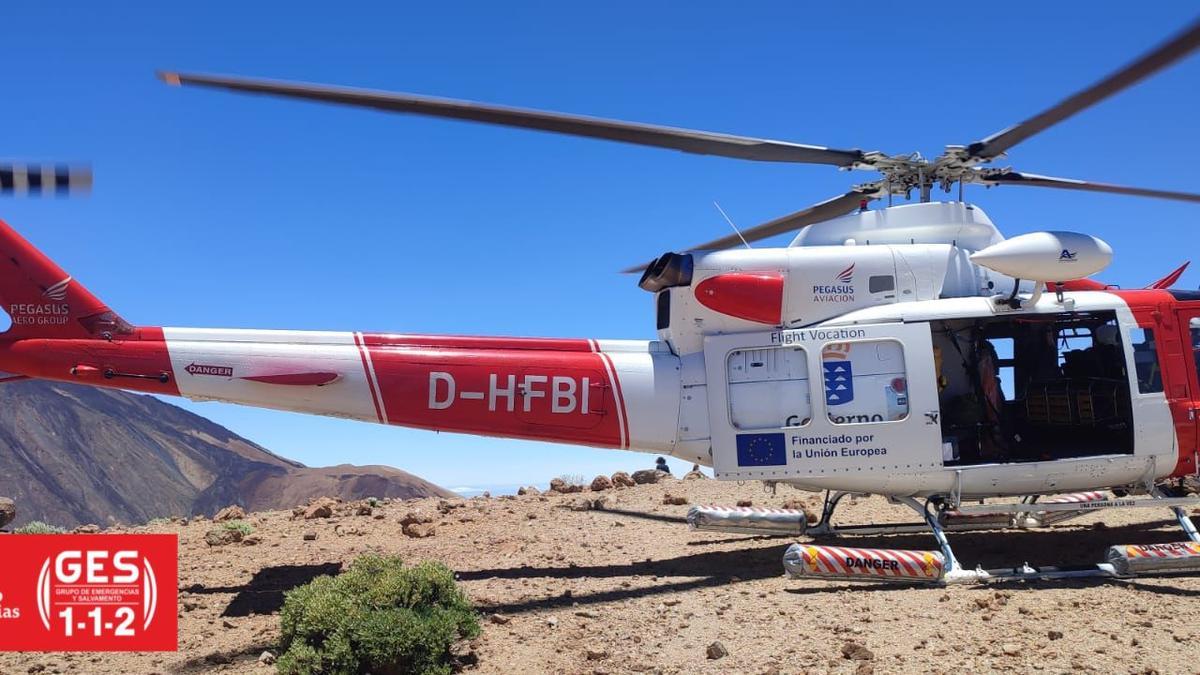 Imagen de archivo de un helicóptero del GES en el Teide.