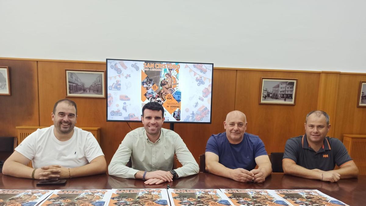 Rubén Figueiras, Manolo Gómez y Manuel Torres, integrantes de la comisión organizadora, junto al alcalde, Gonzalo Louzao.
