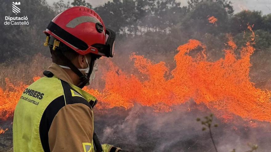 Una sucesión de ocho incendios activa la alerta en Valencia y Castellón en una jornada de riesgo alto por el fuego
