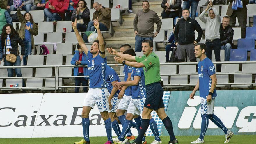 Toché celebra con sus compañeros el segundo gol del Oviedo.