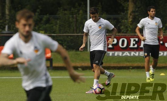 La plantilla entrena bajo la lluvia con el 'shock'