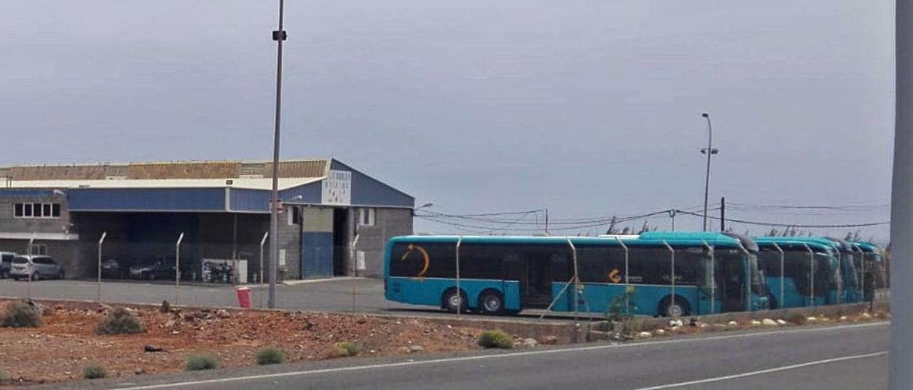 La cochera de Guaguas Global, ayer, en la carretera que une Doctoral con Pozo Izquierdo.  | | M. Á. M.