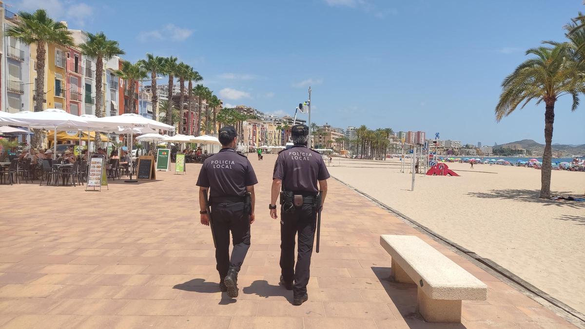 Dos policías locales en la playa Centro de La Vila Joiosa.