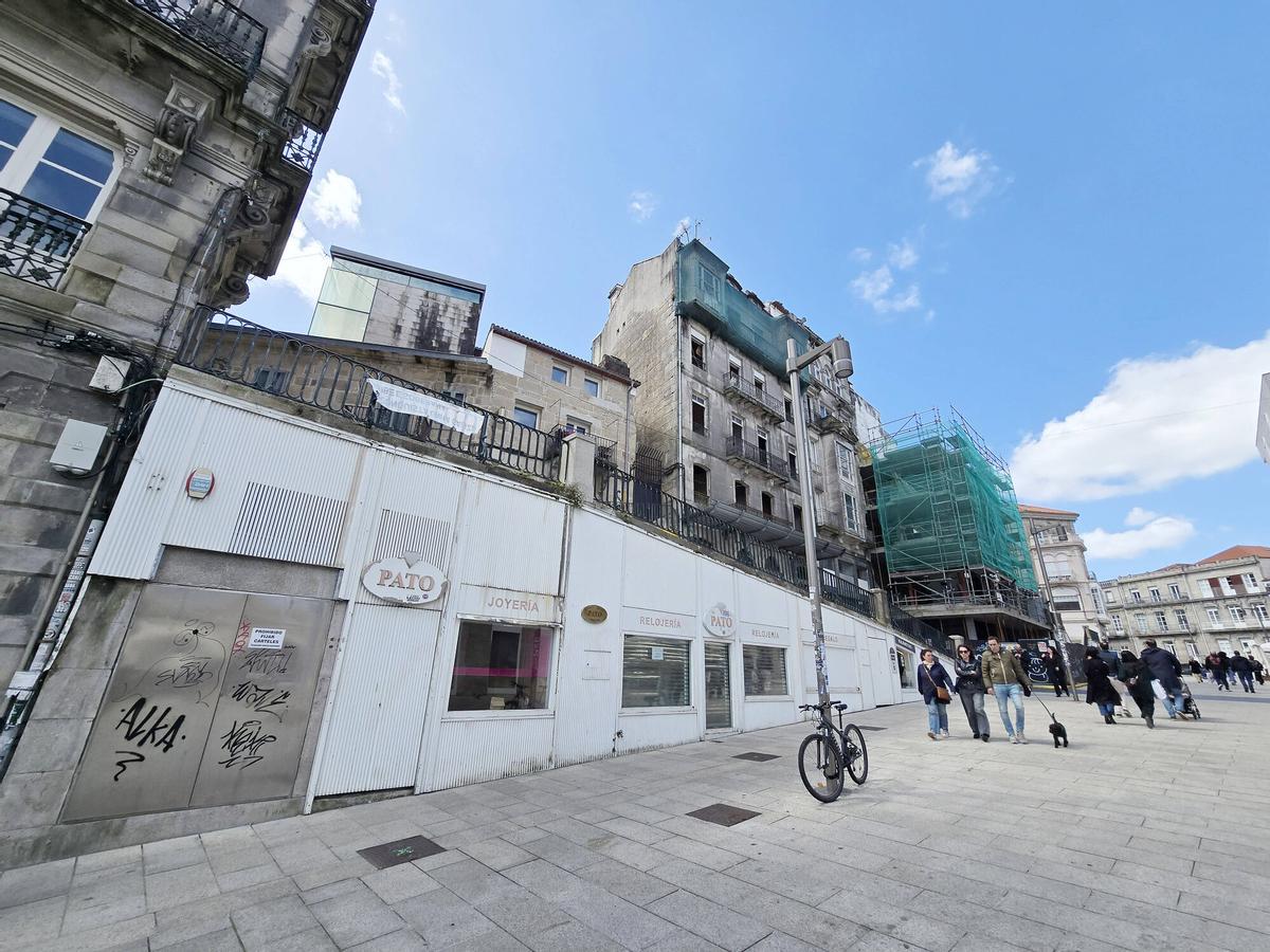 Vigo (Puerta del Sol). Bajos comerciales situados debajo de la calle Abeleira Menéndez, y que el Concello va a reformar su fachada, y donde se ubica el kiilómetro cero (km 0) de la carretera nacional N-120 (aunque en realidad es el último km, el 662, ya que empieza en Logroño y acaba en Vigo)