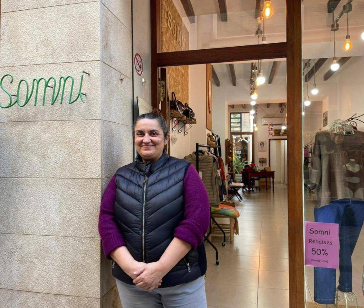 Marga valora el sentimiento de comunidad en la calle comercial.