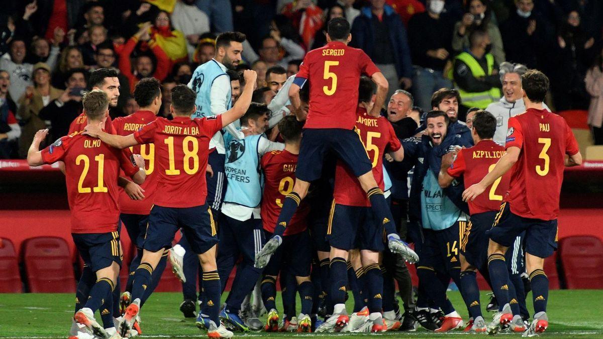 Jugadors i tècnics de la selecció celebren el gol de Morata.