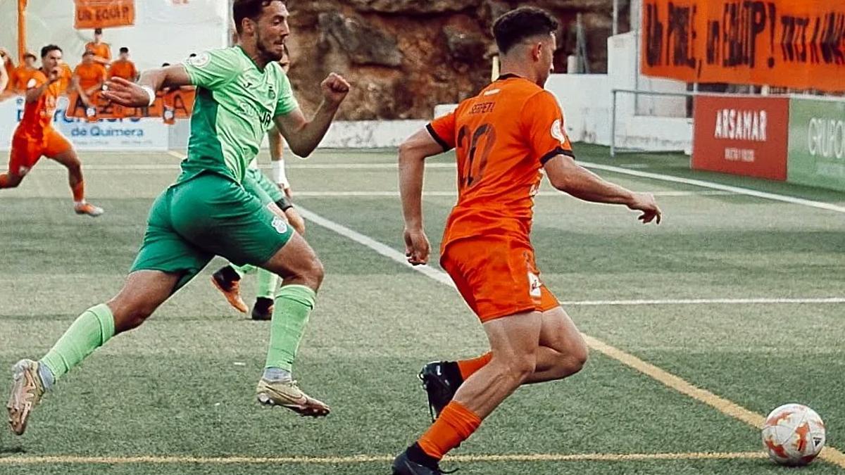 El Atzeneta controla el balón ante el Torrent en el partido en el Regit.