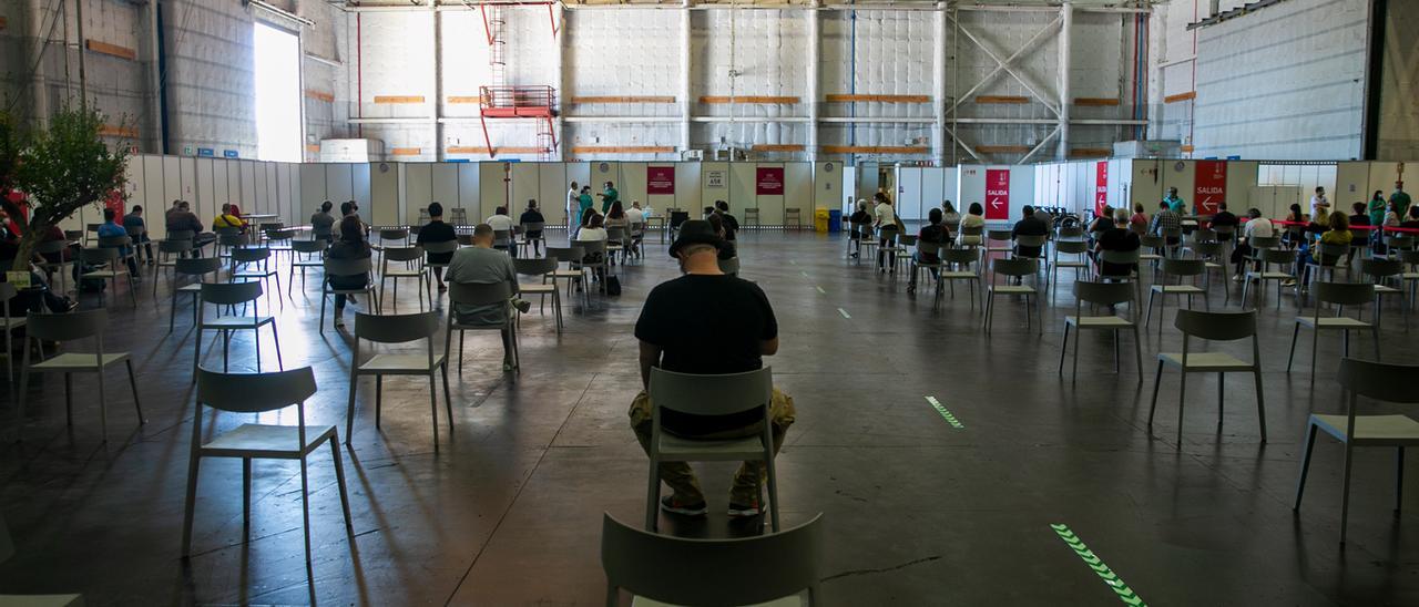 Actividad en el &quot;vacunódromo&quot; de Ciudad de la Luz, en Alicante.