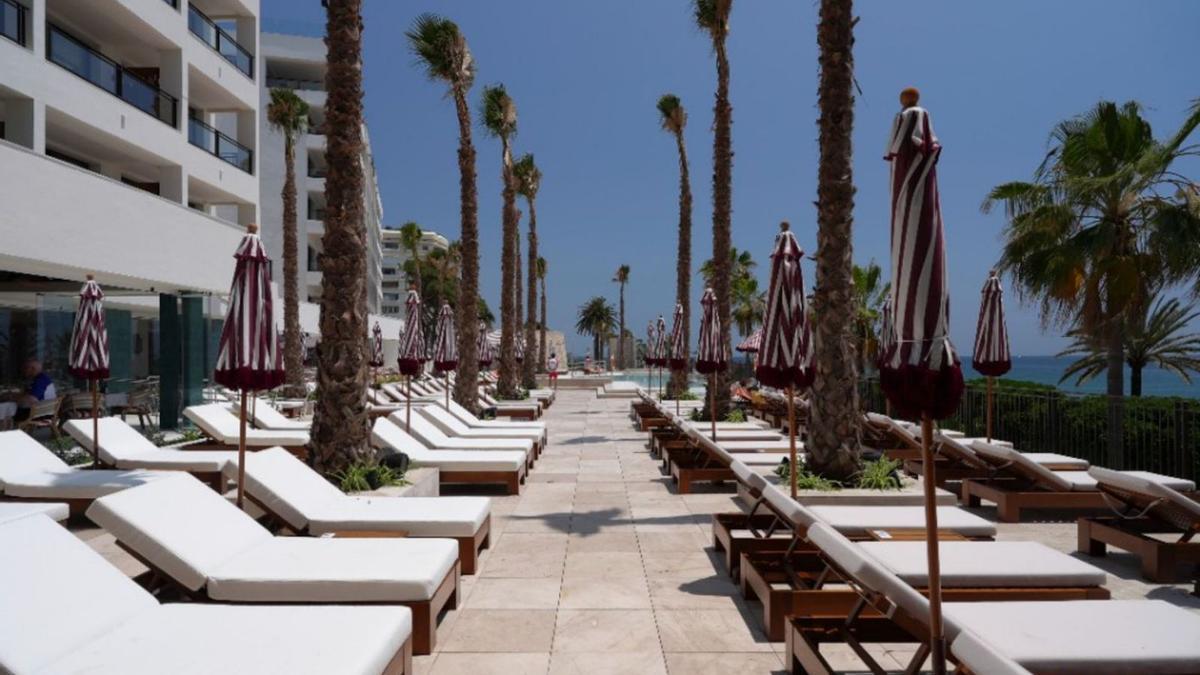 Vista de la terraza del hotel El Fuerte, ubicado entre el paseo marítimo y el casco antiguo de Marbella.