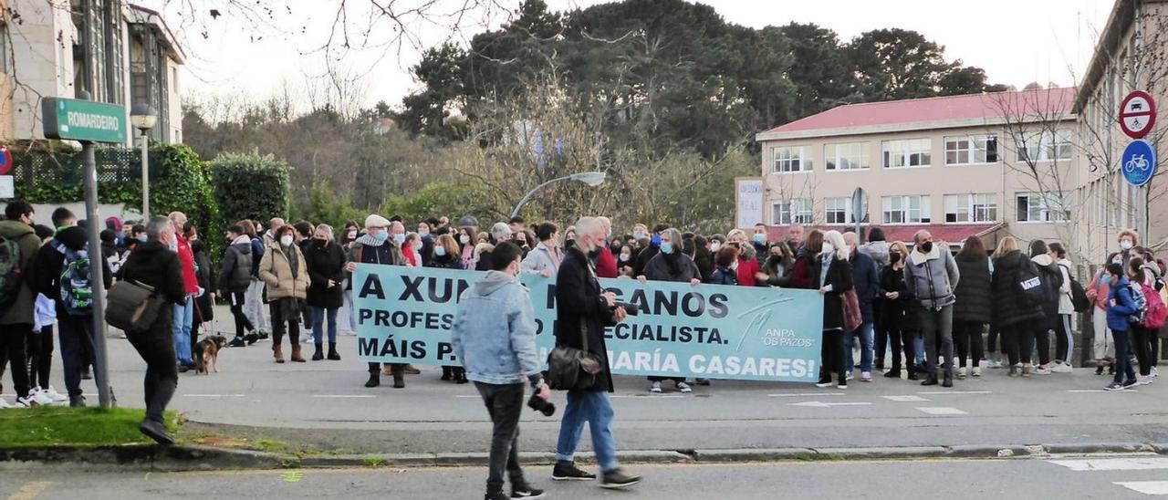 Protesta de la comunidad educativa, familias y vecinos, el pasado 17 de enero ante el María Casares. |   // I.R.