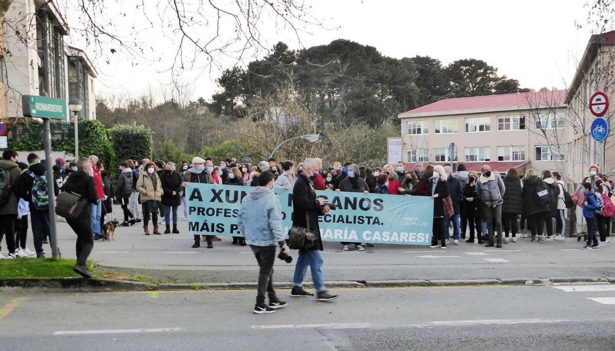 Protesta de la comunidad educativa, familias y vecinos, el pasado 17 de enero ante el María Casares. |   // I.R.