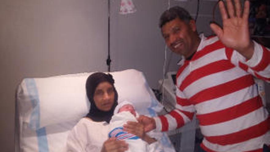 Mohamed mit seinen Eltern.