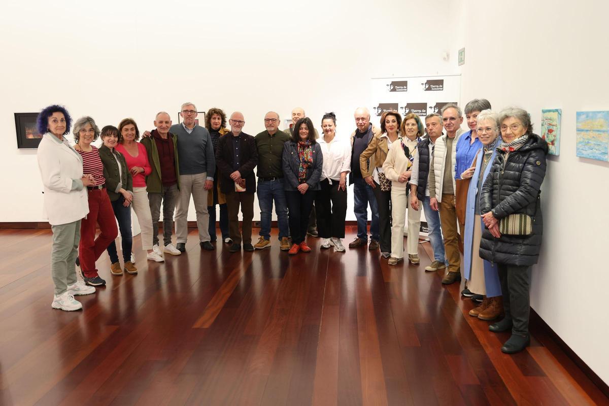 Algunos de los artistas que donaron sus obras, ayer en Afundación Vigo.