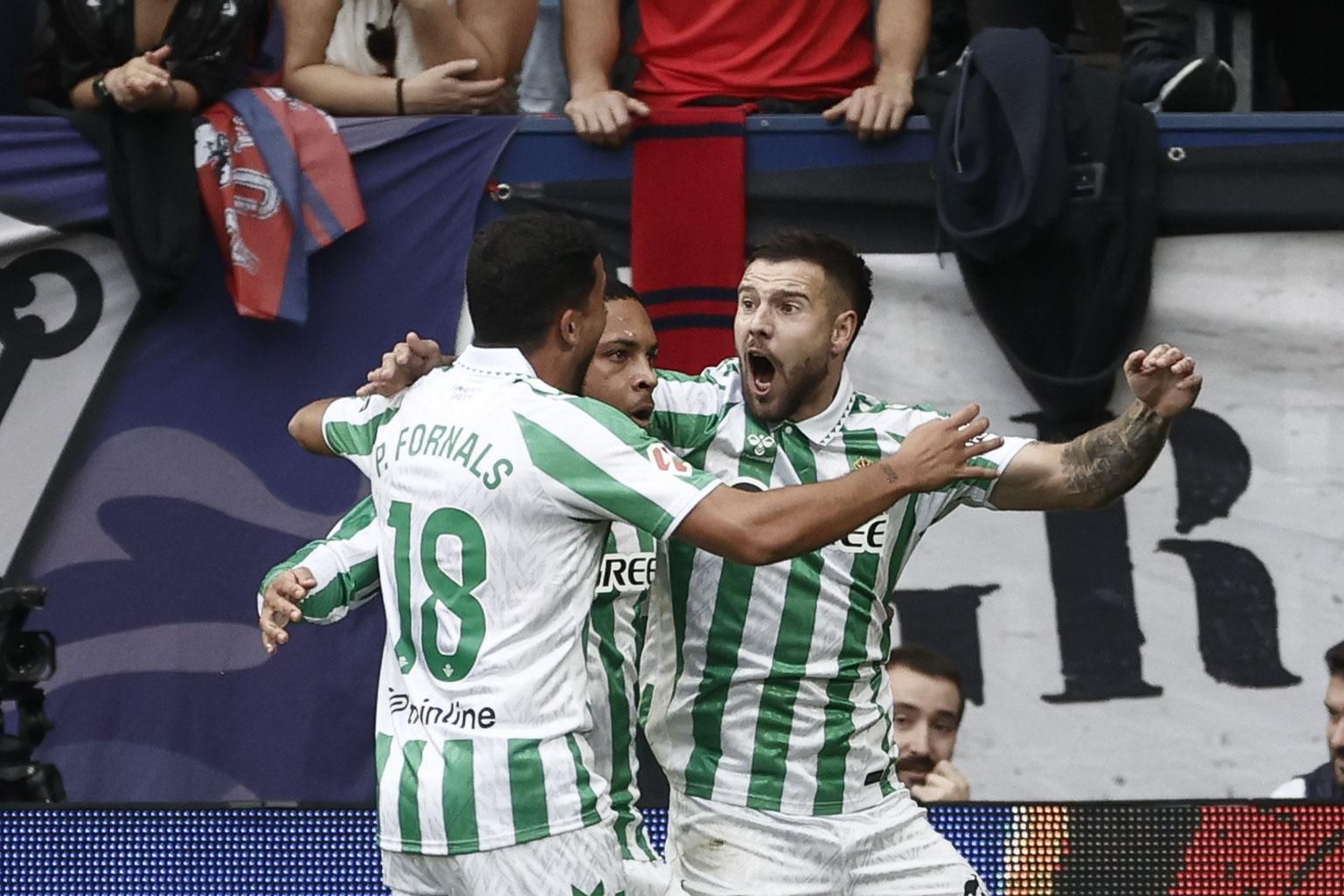 PAMPLONA, 19/10/2024.- El delantero brasileño del Betis Vitor Roque (c) celebra junto a sus compañeros tras anotar el 0-1 durante el encuentro correspondiente a la décima jornada de LaLiga entre el Osasuna y el Betis en El Sadar, Pamplona, Navarra, este sábado. EFE/ Jesús Diges