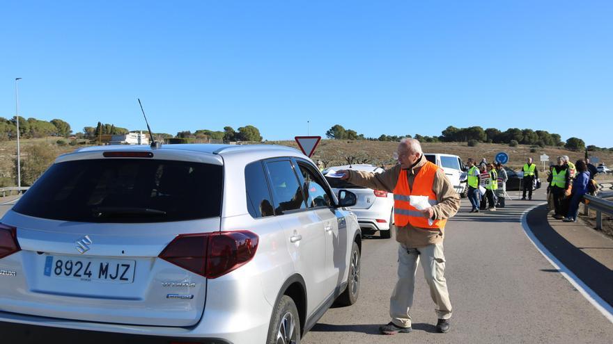 Galeria de fotos: Desenes de persones tallen els accessos a l&#039;Escala en contra del parc eòlic marí de Roses