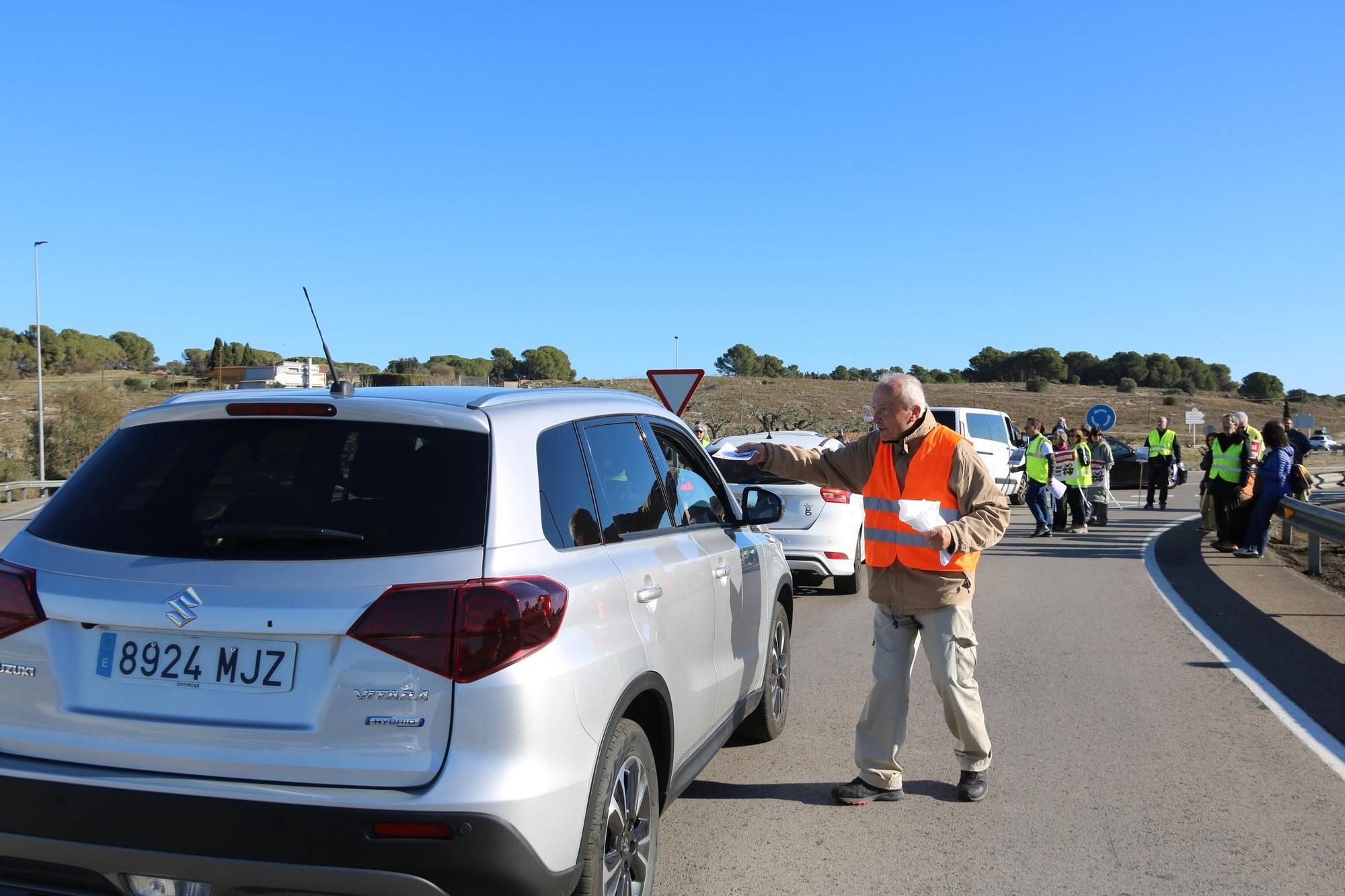 Galeria de fotos: Desenes de persones tallen els accessos a l'Escala en contra del parc eòlic marí de Roses