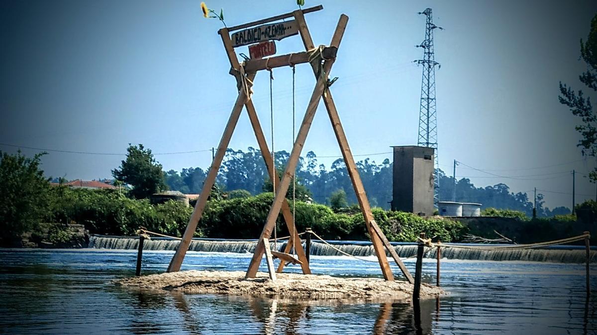 Columpio en medio de una pequeña isla en el río Ave.