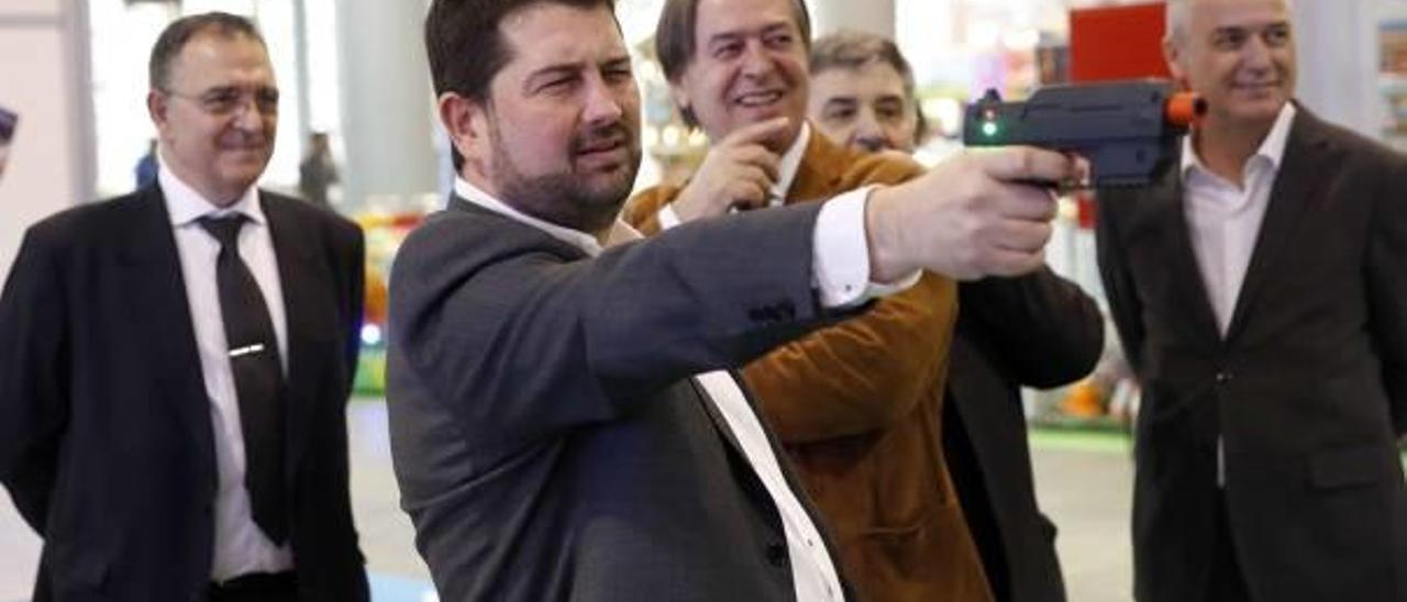 El director general de Comercio, Natxo Costa, durante una feria en València.