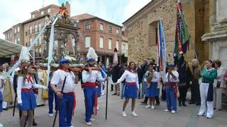 Las peñas del Toro de Benavente arropan a la Virgen de la Vega
