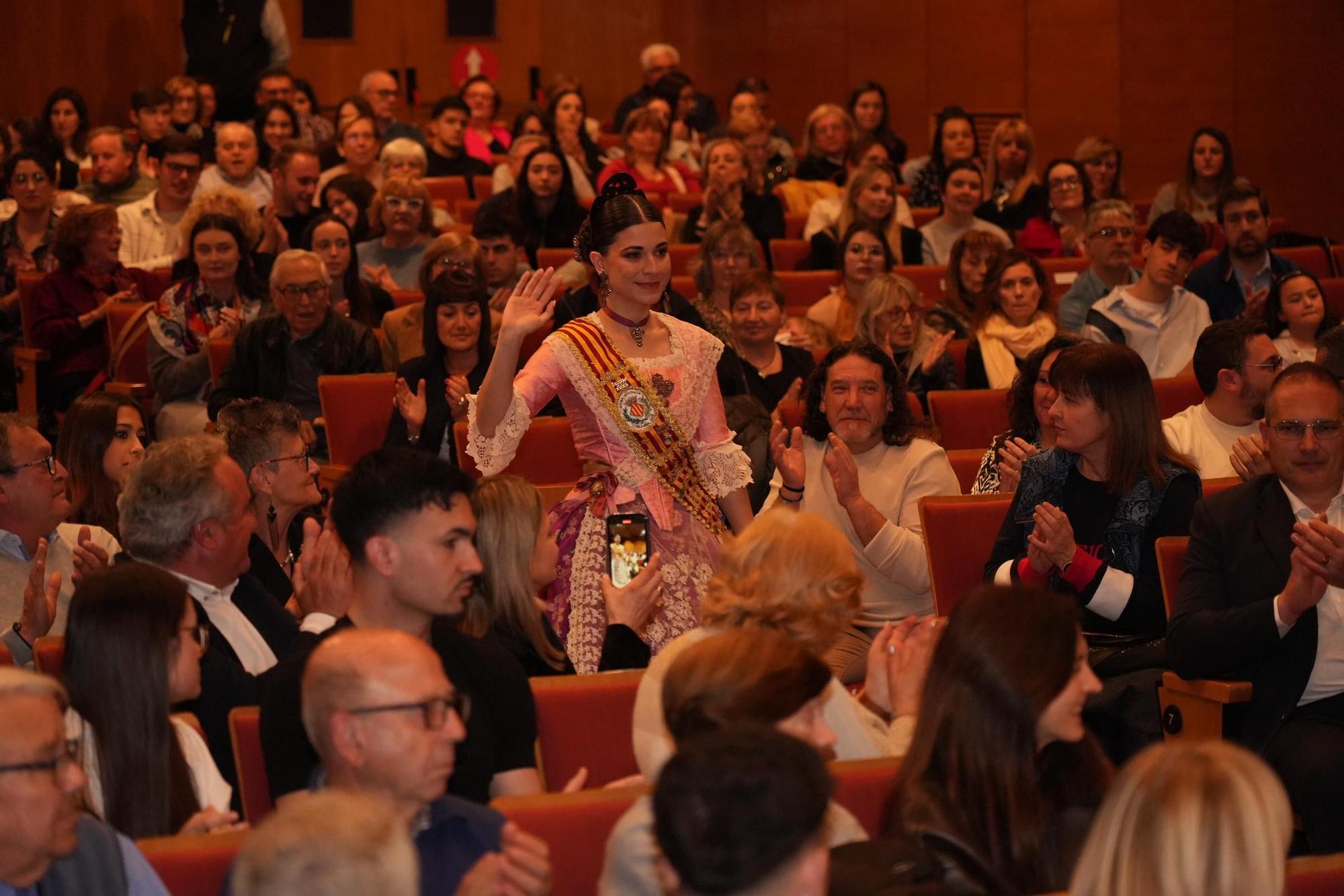 El homenaje a la reina de las fiestas de Vila-real del 2023, Gracia Gumbau, y su corte de honor, en imágenes