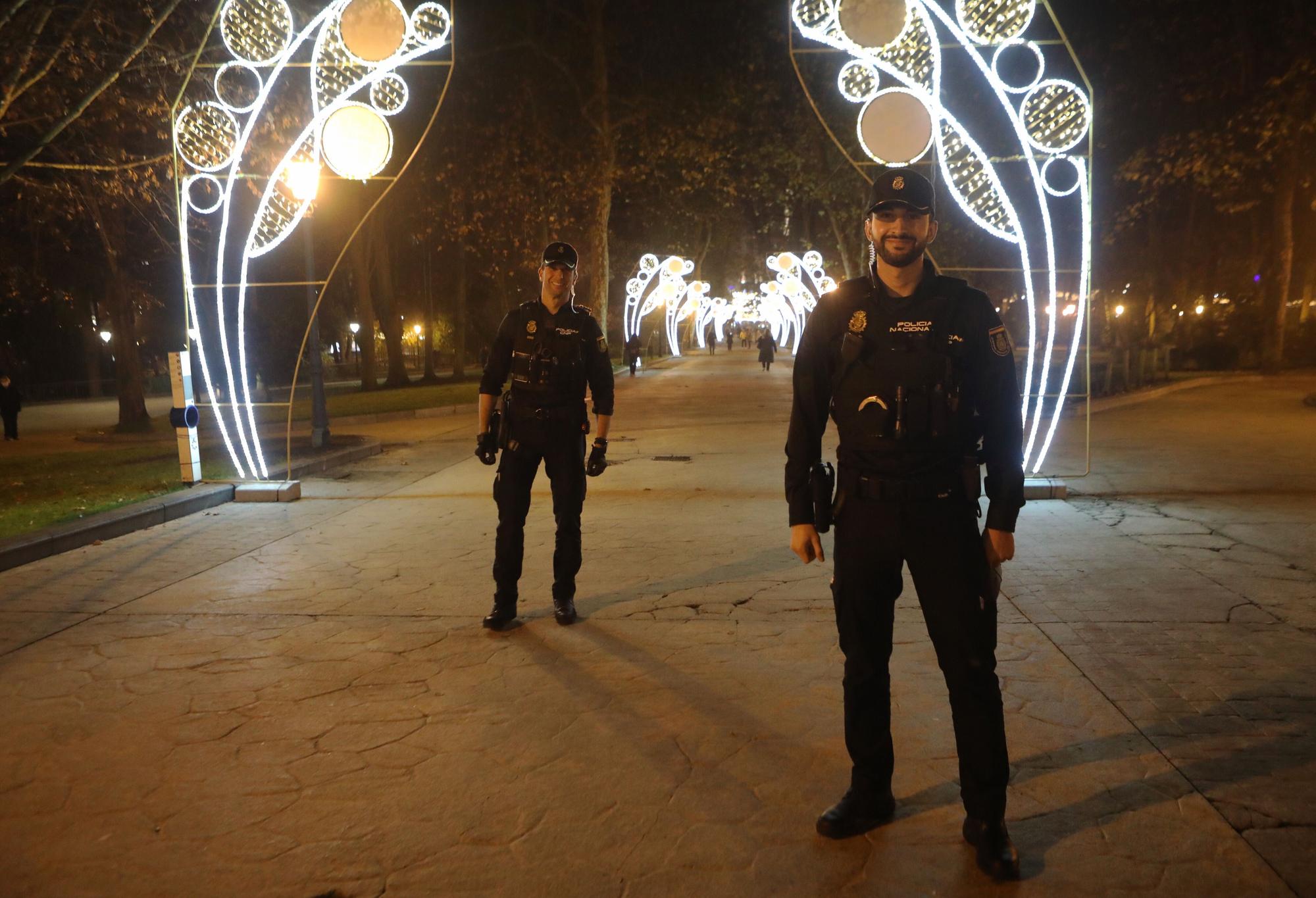 Antonio González y Brais Noya, los guardianes de la primera noche del año en Oviedo