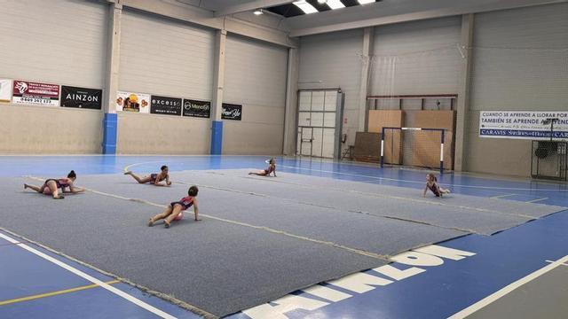El polideportivo de Ainzón acogió el 29 de mayo la exhibición de gimnasia rítmica de los grupos del servicio comarcal.