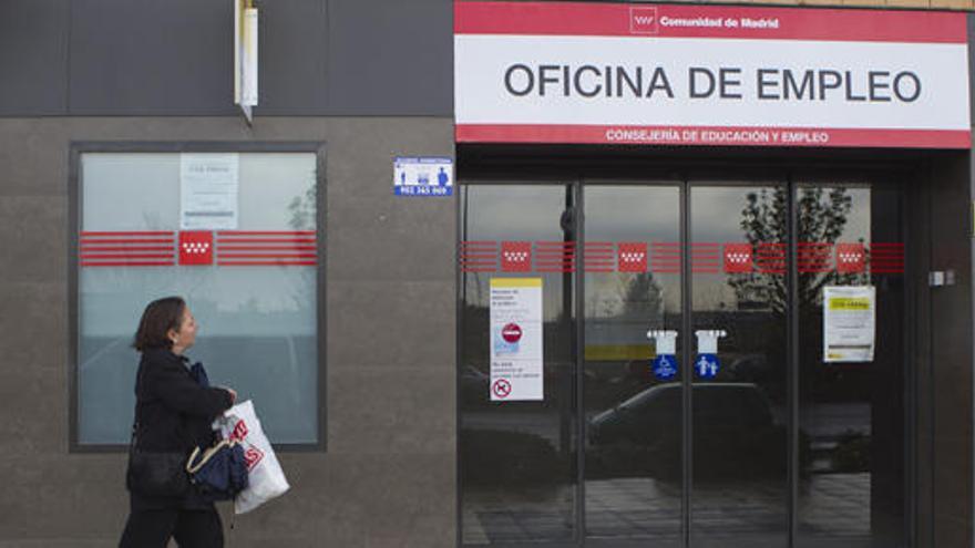 Los servicios públicos dan las tarjetas de demanda de empleo.