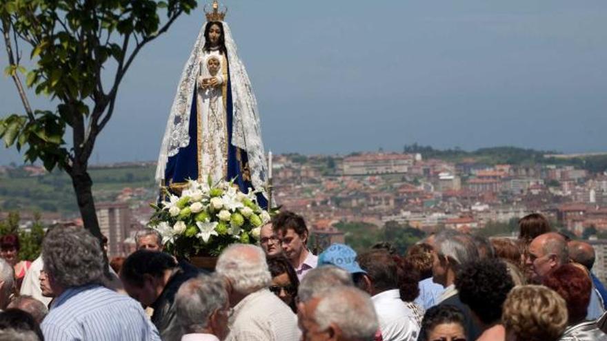 La Virgen de la Luz, arropada por decenas de devotos durante una procesión por las inmediaciones del templo.