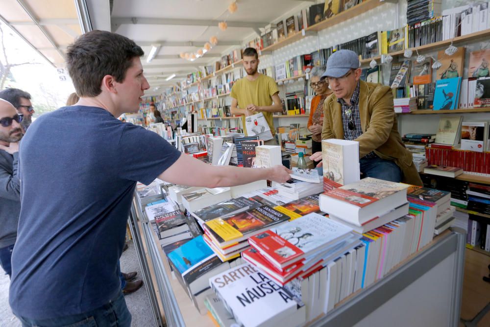 Último día de la 53.ª Feria del Libro de València celebrada en los jardines de Viveros.