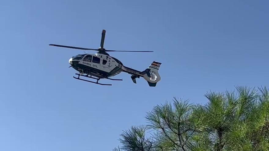 El helicóptero de la Guardia Civil desfila durante el Día del Pilar presentando sus respetos a las autoridades