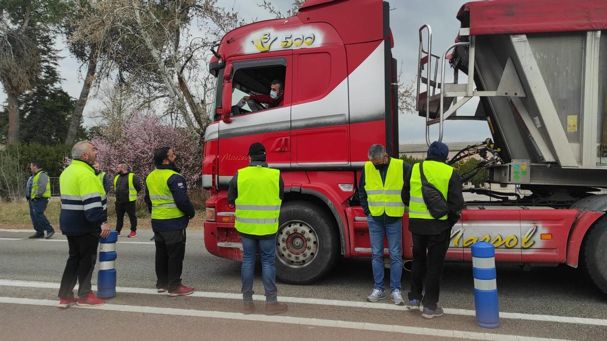 Transportistes informen a un company sobre els motius de la vaga en el tall de la C-55 a Castellgalí