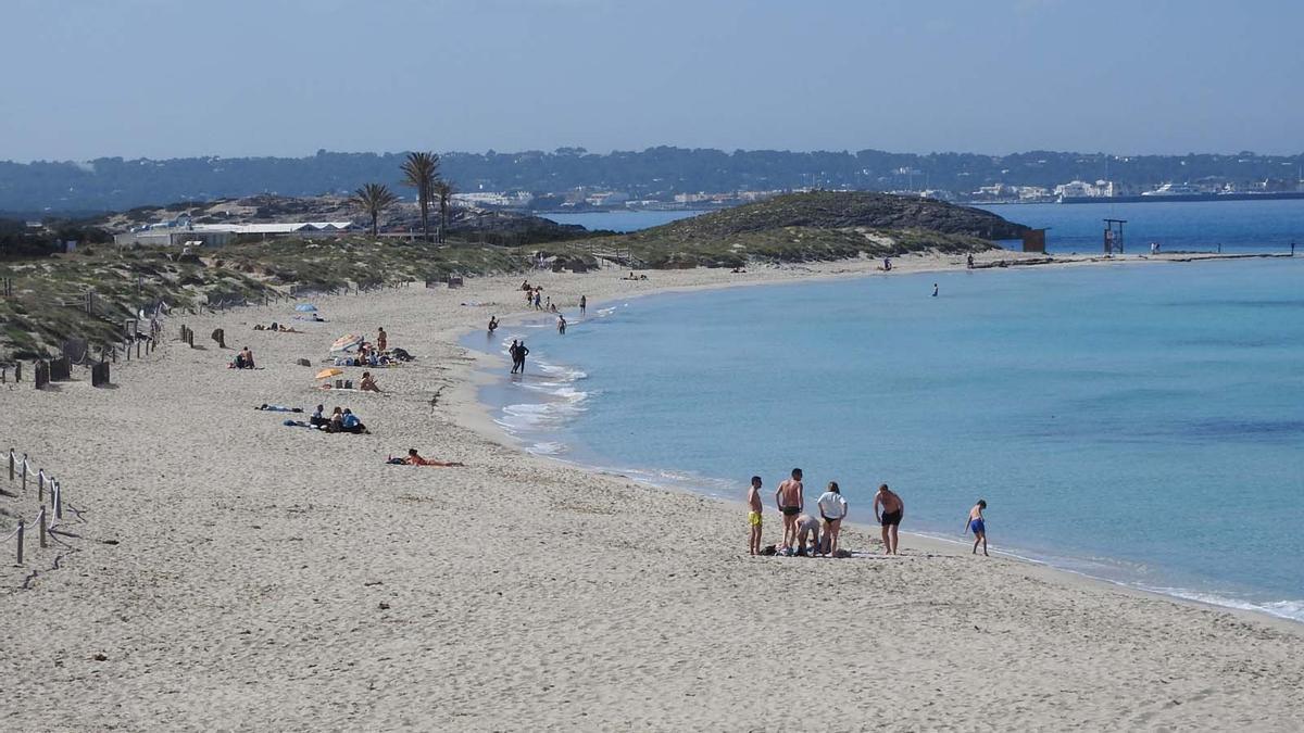 Temperaturas veraniegas y playas llenas en Ibiza