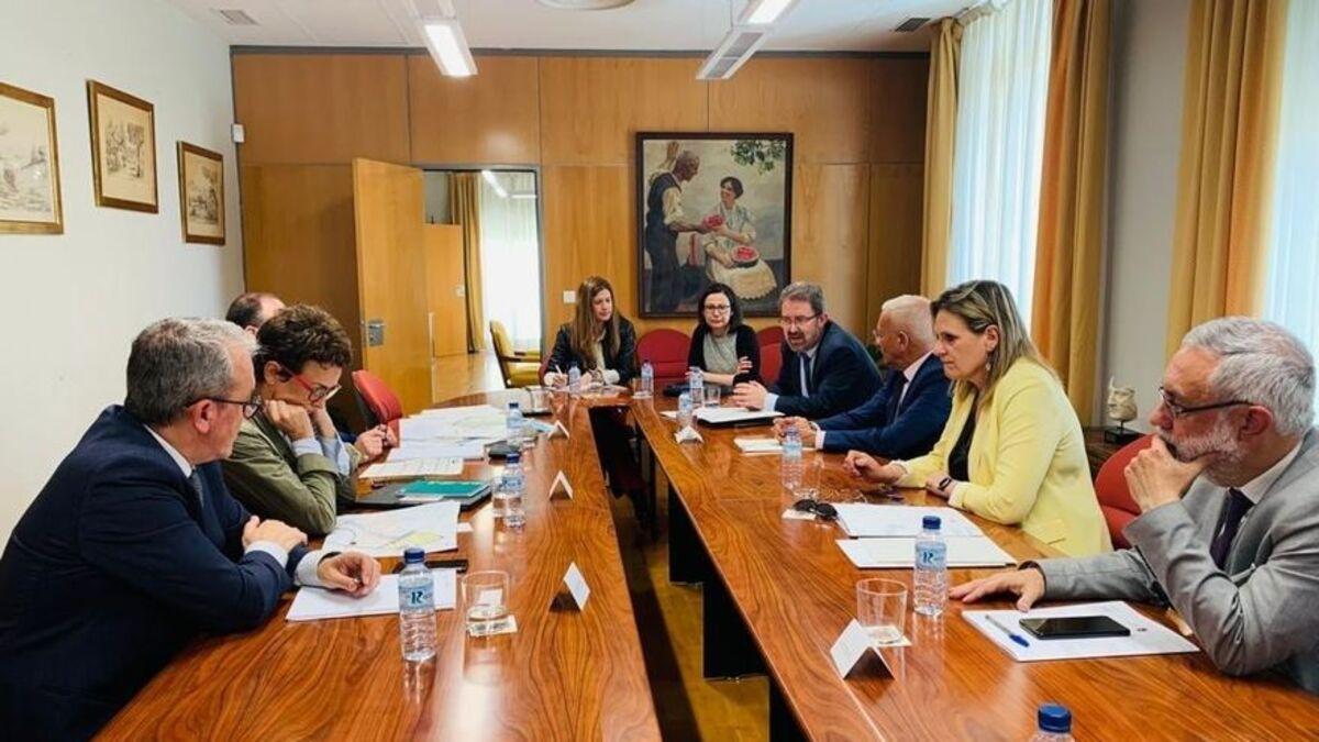 La secretaria general de Cooperación Territorial, Miryam Álvarez, junto al director general de la Administración General del Estado en el Territorio, Agustín Torres, en la reunión con la delegada del Gobierno en Extremadura, Yolanda García Seco.