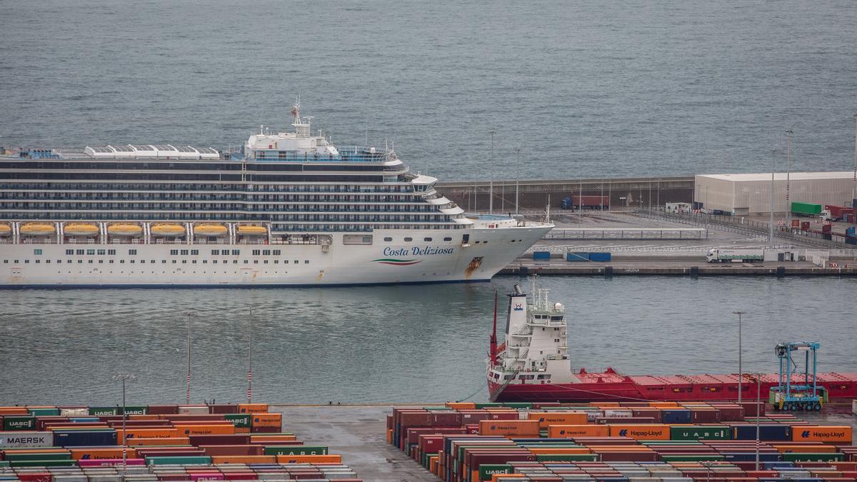 Imagen de un crucero atracado en el puerto de Barcelona.