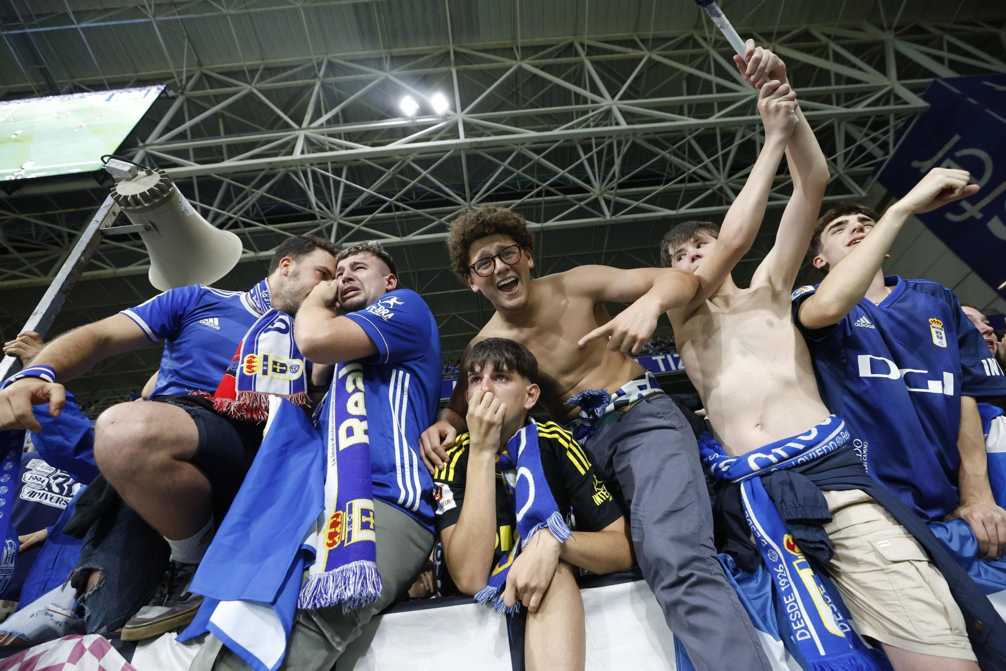 EN IMÁGENES: Así se vivió en el Carlos Tartiere la noche del ascenso del Oviedo a Primera División 24 años después