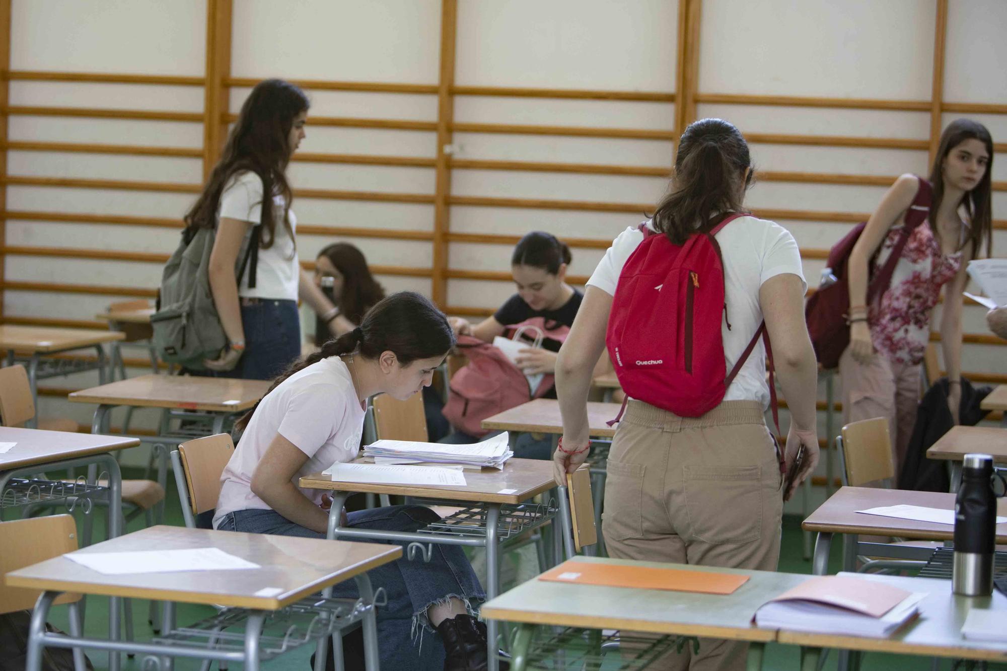 Alumnos de los institutos de la Costera y la Canal se enfrentan a los primeros exámenes de las PAU en Xàtiva