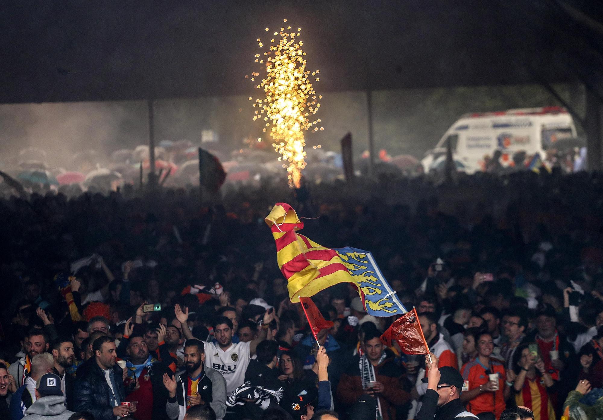 La Fan Zone de Sevilla: una previa pasada por agua