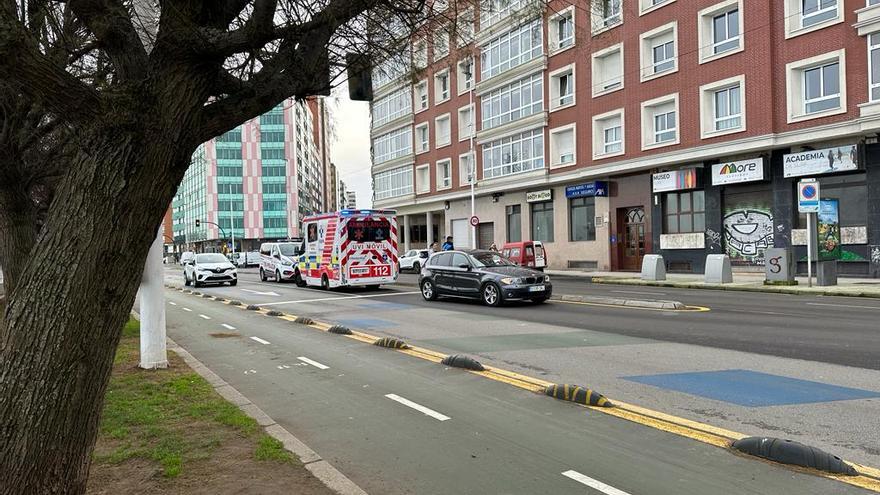 Evacuado al Hospital Cabueñes tras sufrir un infarto en el Muro, en Gijón