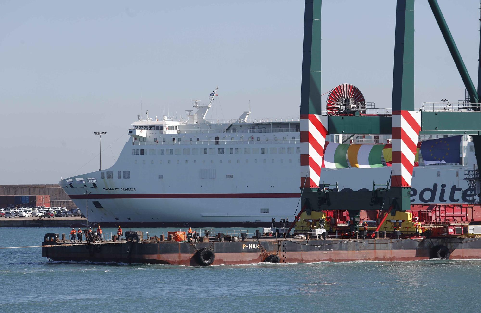 Espectacular traslado por mar de una nueva grúa en el Puerto de València