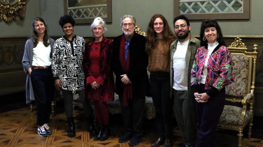 Artistes de la tercera edició del Festival Jordi Savall, al Palau Moja, amb el músic igualadí