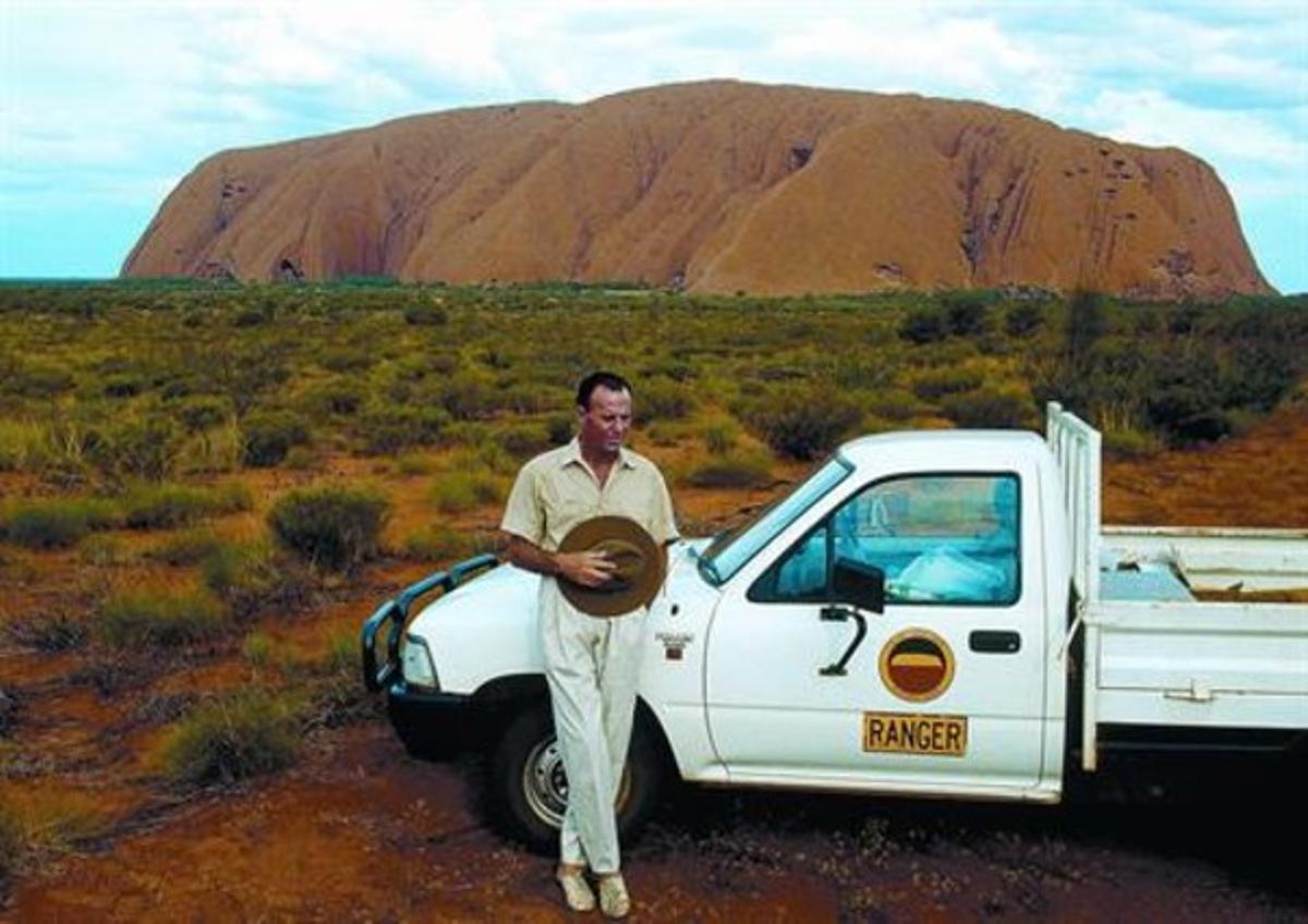 Julio Iglesias, a Ayers Rock, la muntanya sagrada dels aborígens australians. Julio Iglesias, a Ayers Rock, la muntanya sagrada dels aborígens australians.