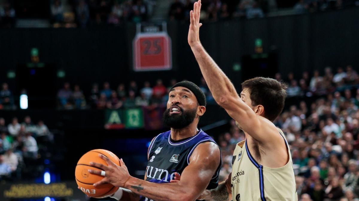 Laprovittola, en tareas defensivas ante Hilliard