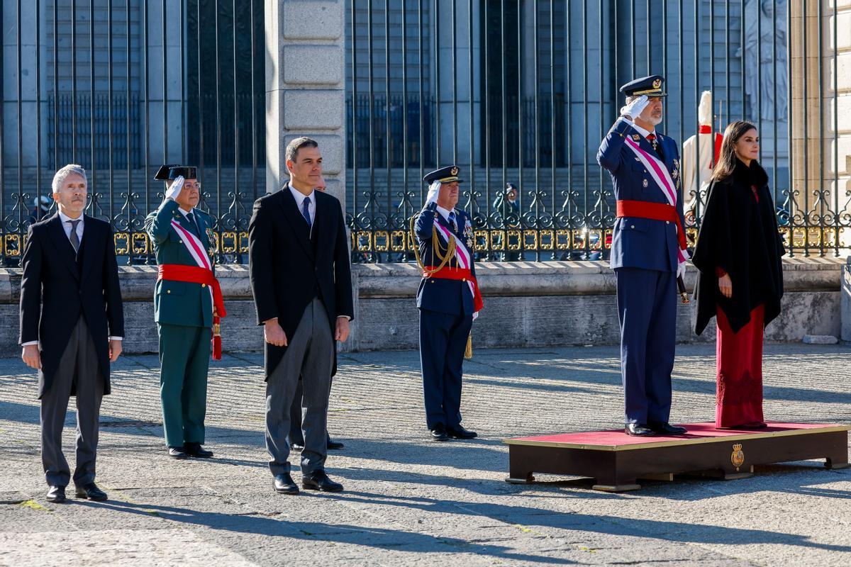 MADRID, 06/01/2023.- El rey Felipe VI (2d) preside la celebración de la Pascua Militar este viernes en la plaza de la Armería de Madrid, frente al Palacio Real, acompañado por la reina Letizia, el presidente del gobierno, Pedro Sánchez (2i, delante) y el ministro del Interior, Fernando Grande-Marlaska (i). EFE/ Chema Moya