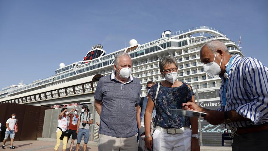 Turistas saliendo del buque crucero Mein Shiff 2, que ha llegado de la primera escala a el puerto de Málaga, para visitar la ciudad a 15 de junio del 2021 en Málaga, Andalucía, España.