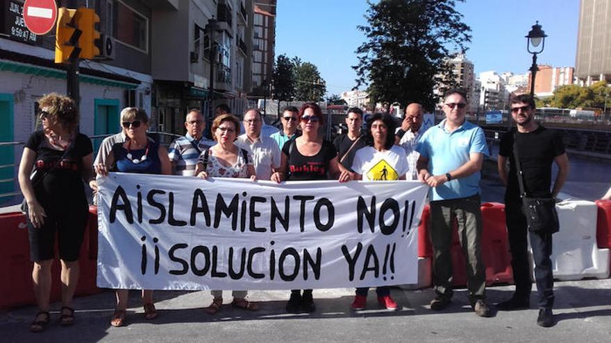 Protesta de los comerciantes de la Alameda, esta mañana en el puente de la Esperanza.