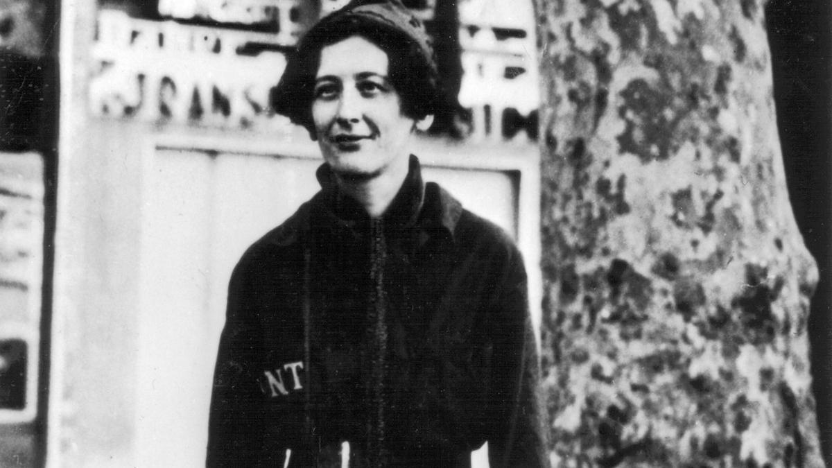 Simone Weil, vestida de miliciana en la Barcelona de 1936, enrolada en las Brigadas Internacionales para defender la República al inicio de la Guerra Civil.