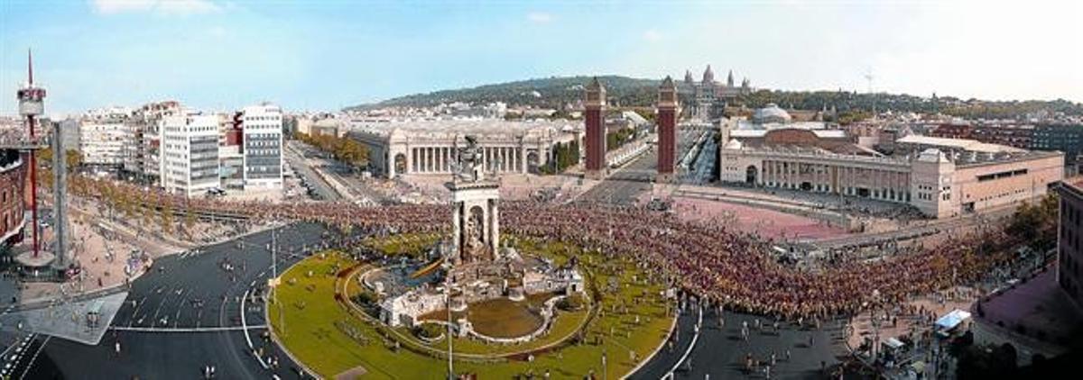 La ’V’ del pasado Onze de Setembre, a su paso por la plaza de Espanya.