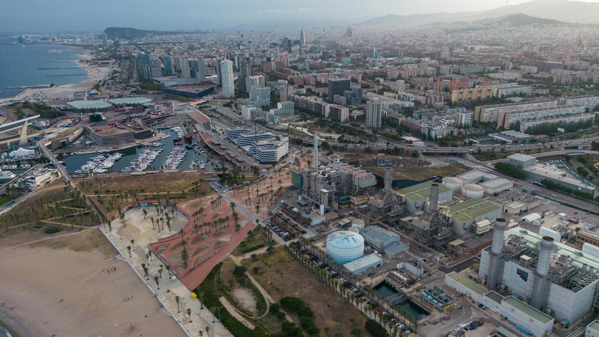La incineradora de Tersa, en mitad de la imagen aérea y con Barcelona al fondo.