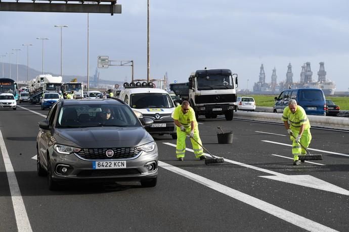 22-04-19 SUCESOS. AVENIDA MARITIMA. LAS PALMAS DE GRAN CANARIA. Accidente a primera hora de la mañana. Fotos: Juan Castro.  | 22/04/2019 | Fotógrafo: Juan Carlos Castro