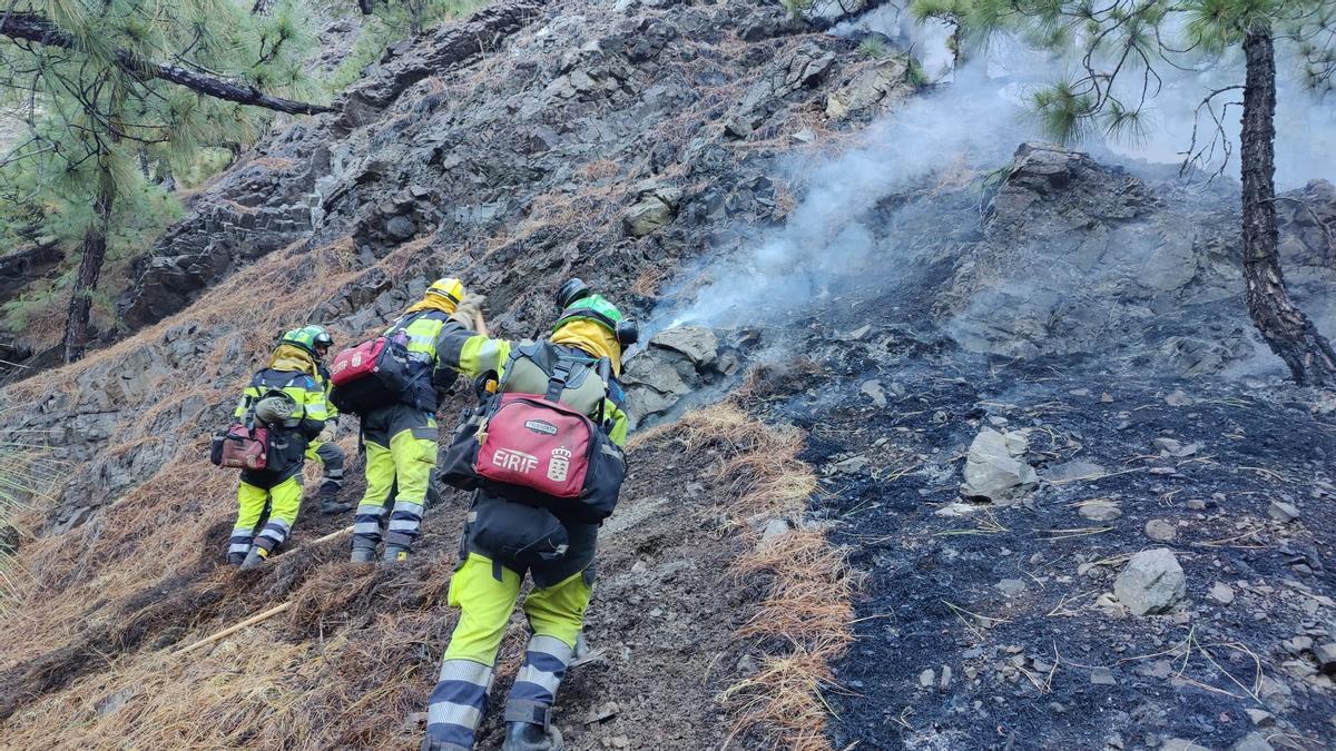 Los equipos de extinción continuan con las labores para controlar el incendio de La Palma.